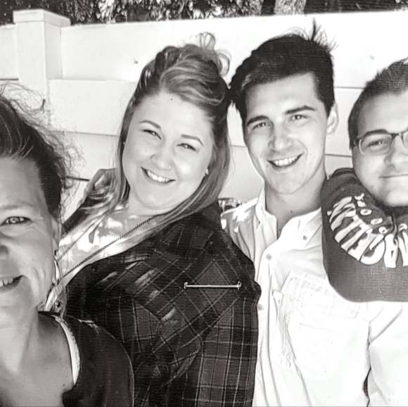 Meet your Posher, Beth - Picture 3 of 4